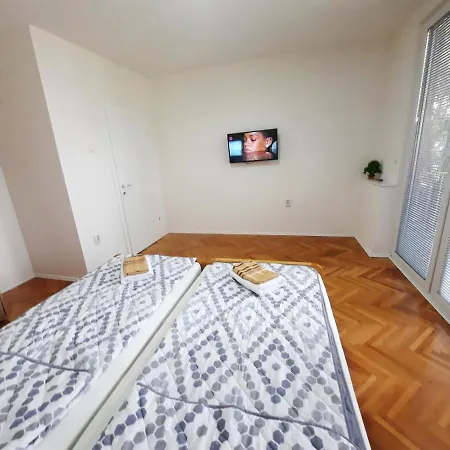 13 Apartament